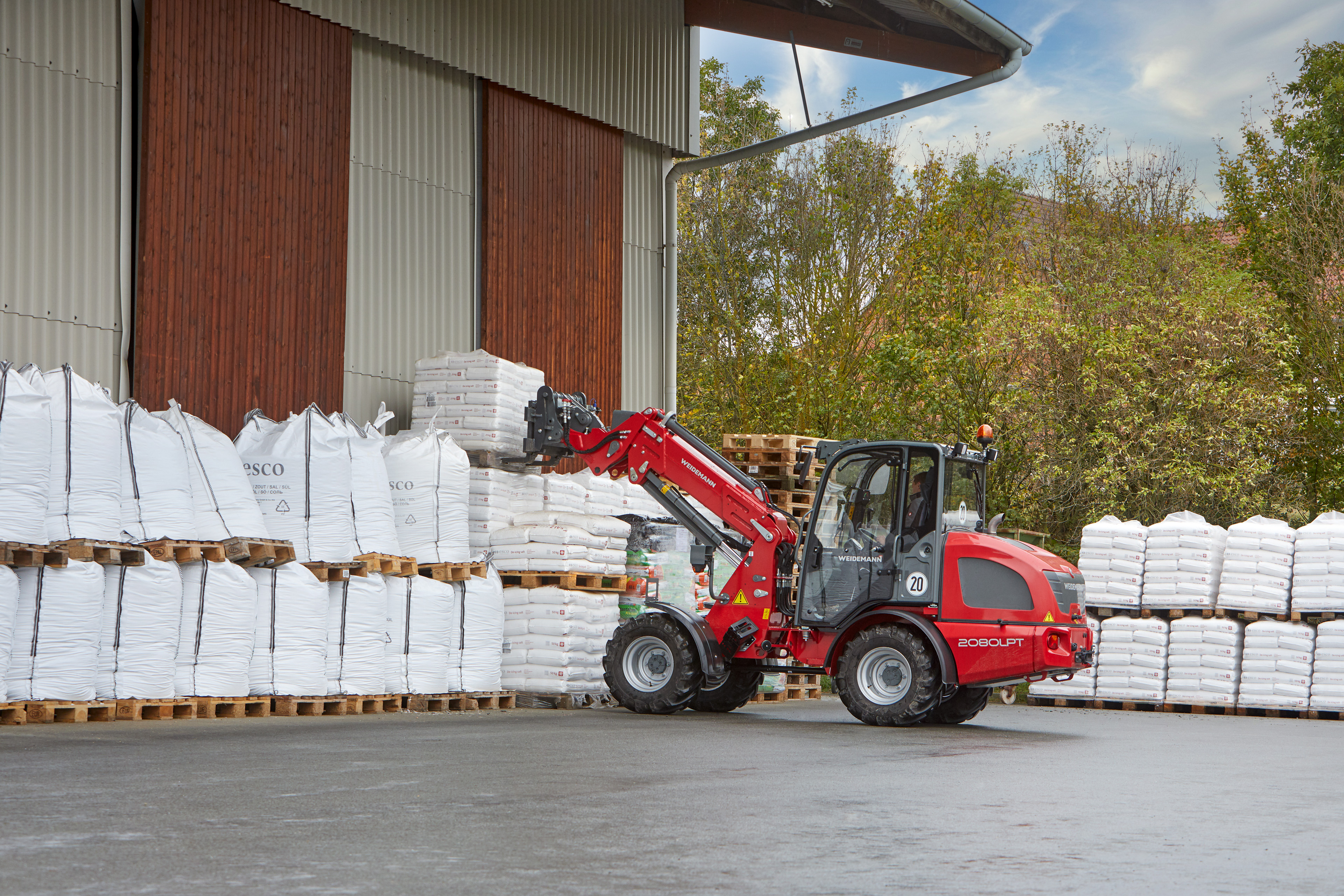 Weidemann wheel loader 2080LP in use