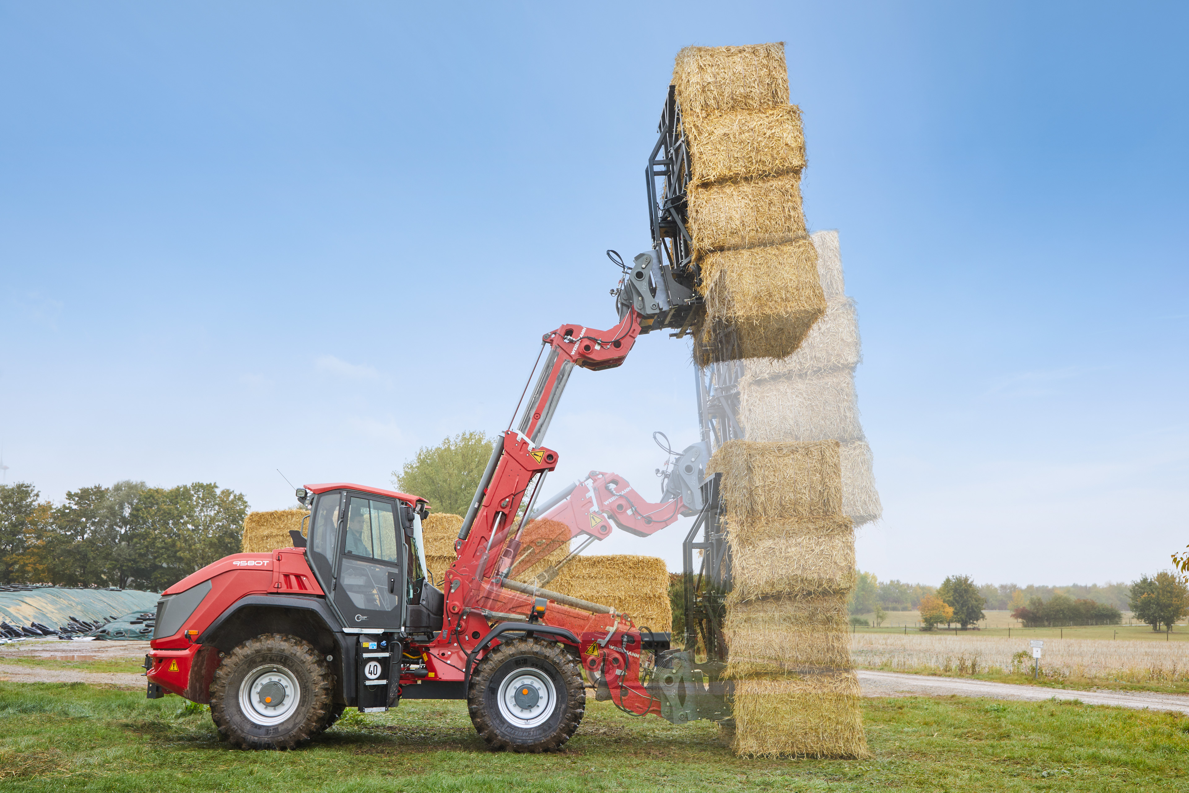 Weidemann Teleskopradlader 9580T im Einsatz mit Ballengreifer