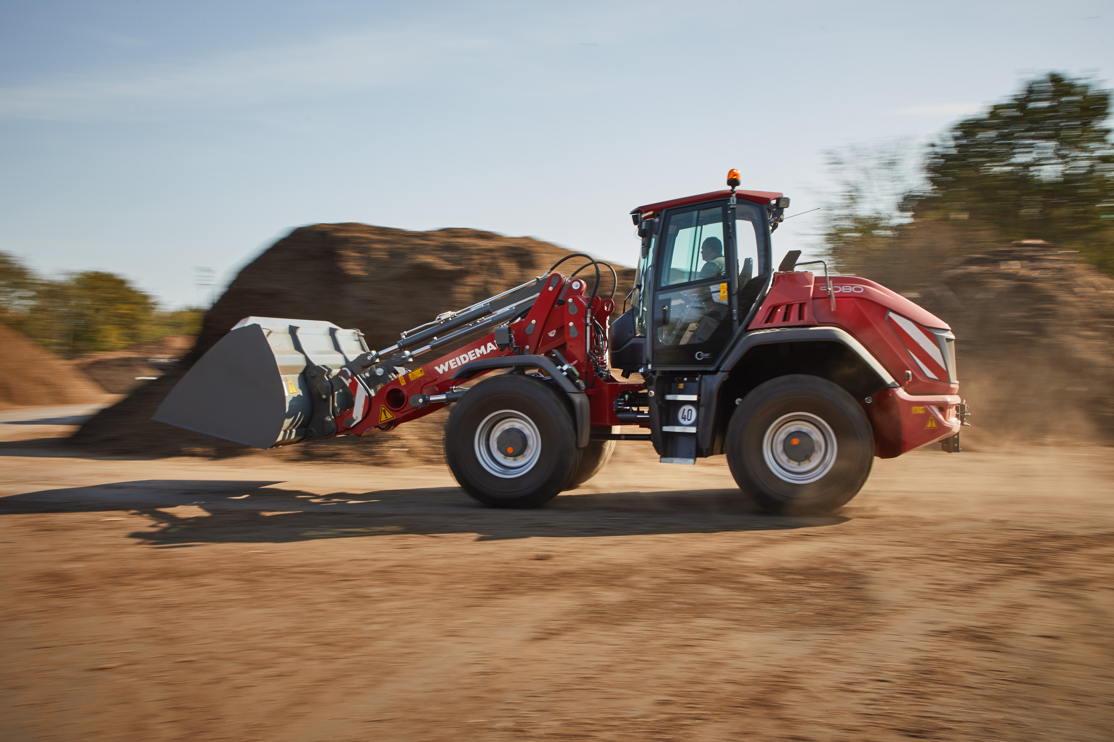 Weidemann-wiellader 9080 in actie met grondgraafbak