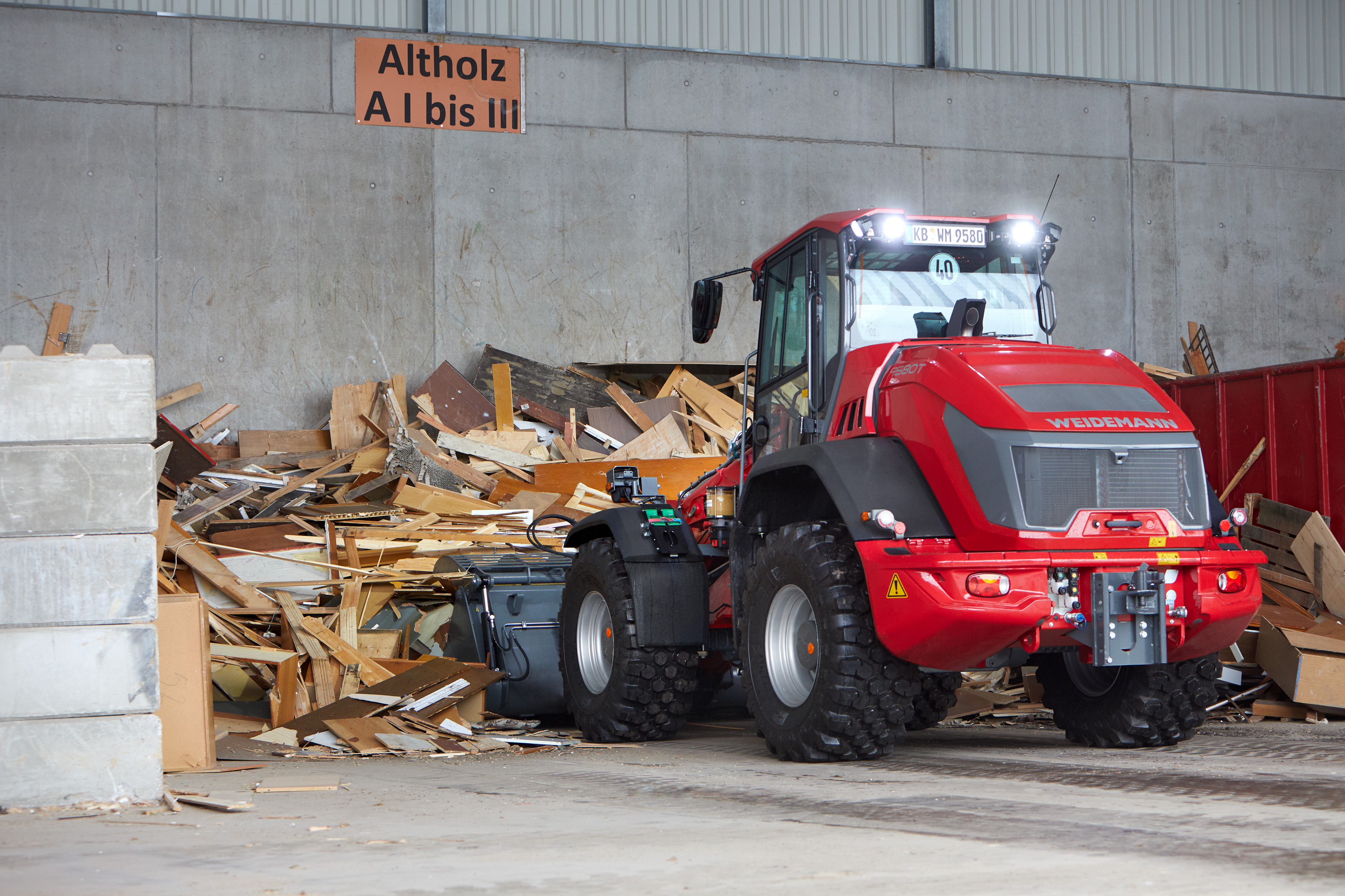Weidemann tele wheel loader 9580T in use with fork and grab