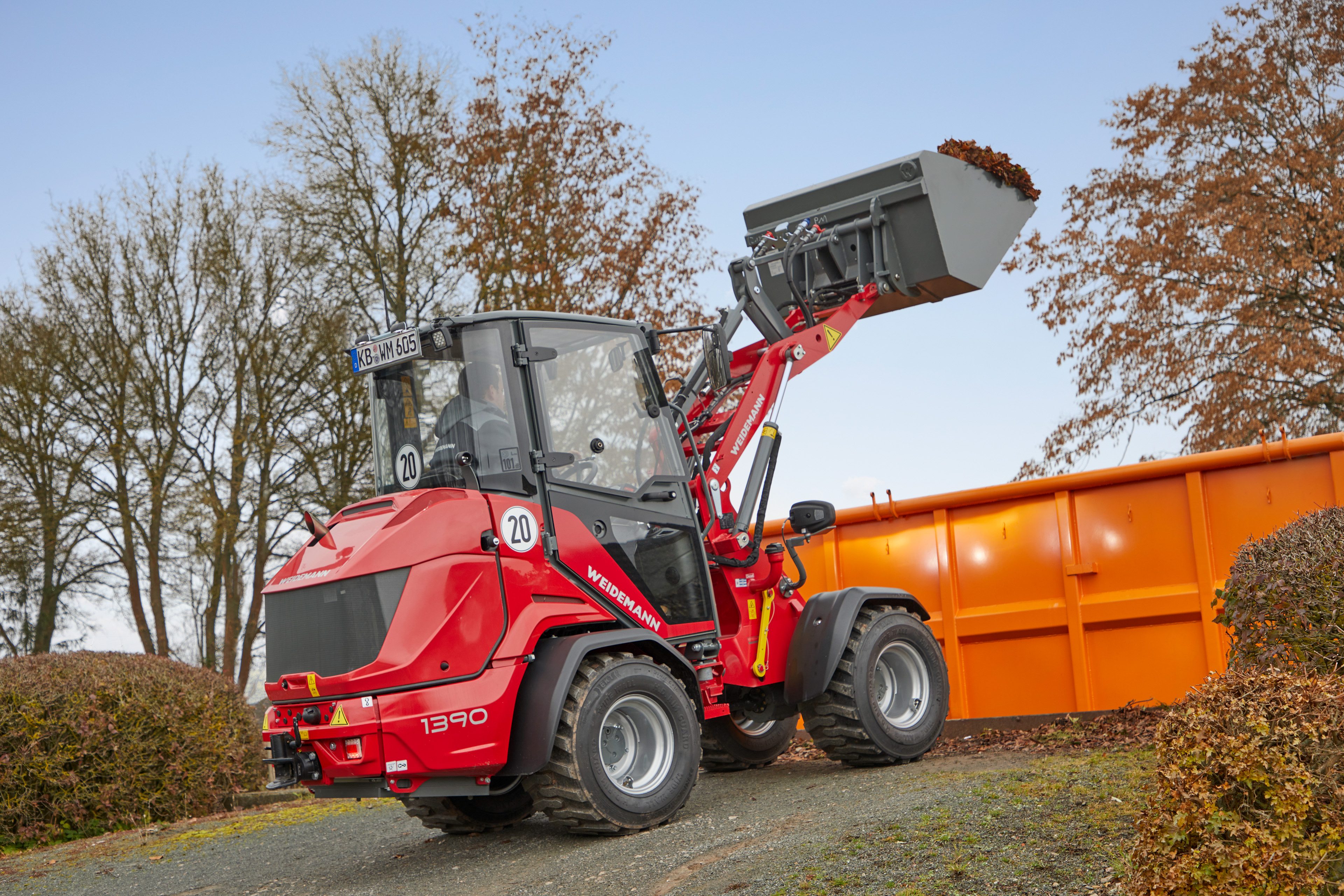 Weidemann Hoftrac 1390 i aktion med skovl til let gods