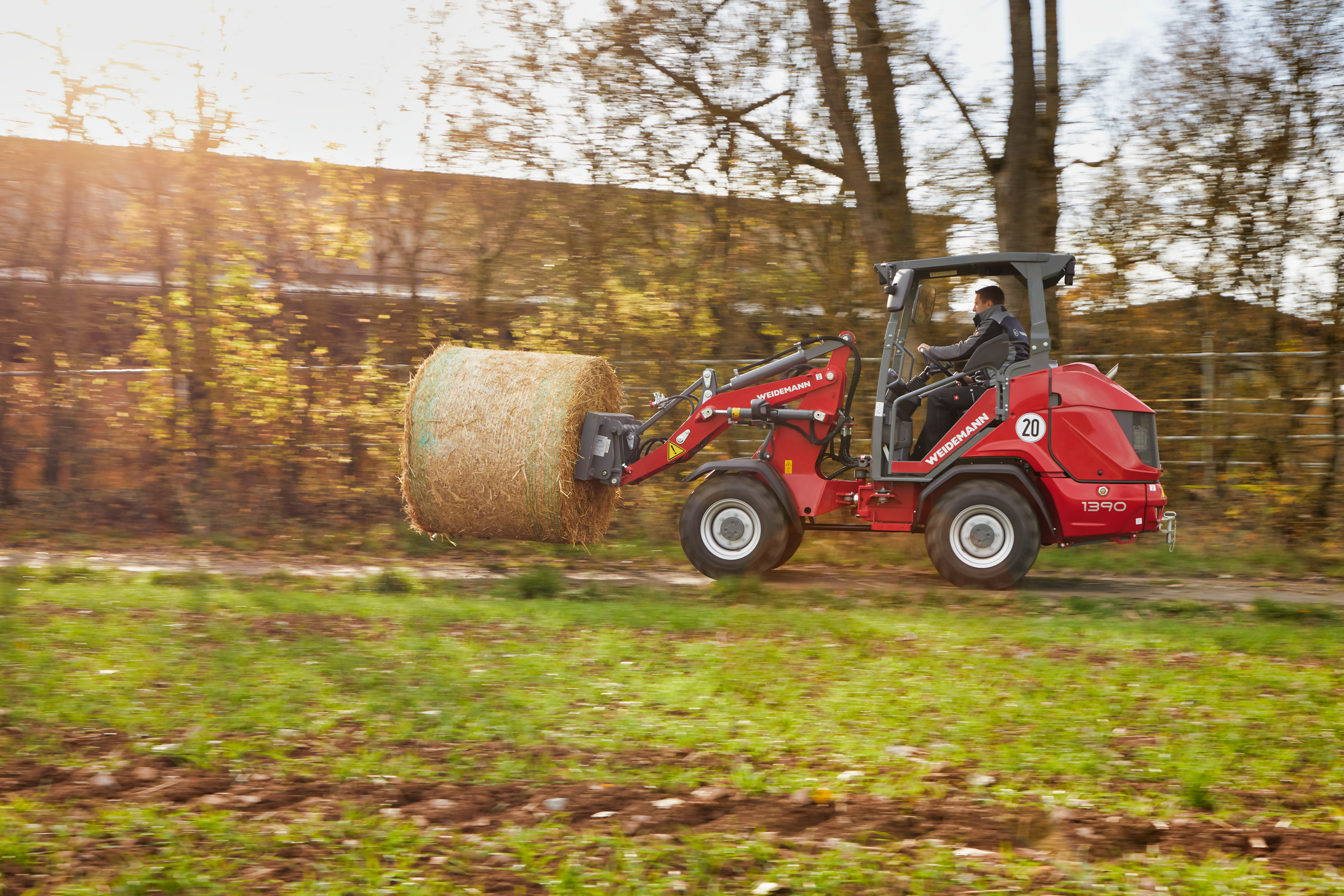 Weidemann Hoftrac 1390 med sikkerhedstag i aktion med ballespyd