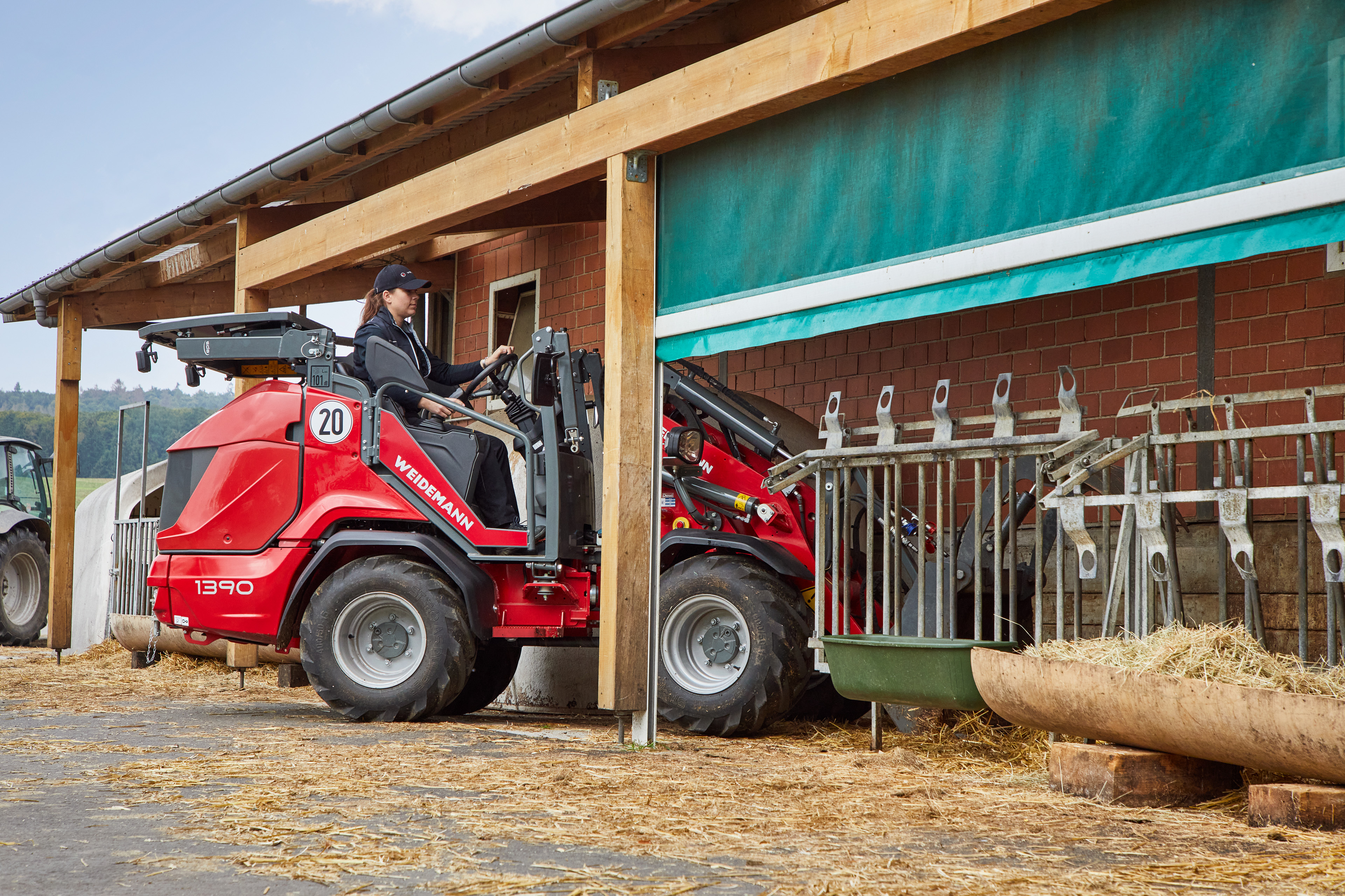 Weidemann Hoftrac 1390 med nedklappet sikkerhedstag i aktion 