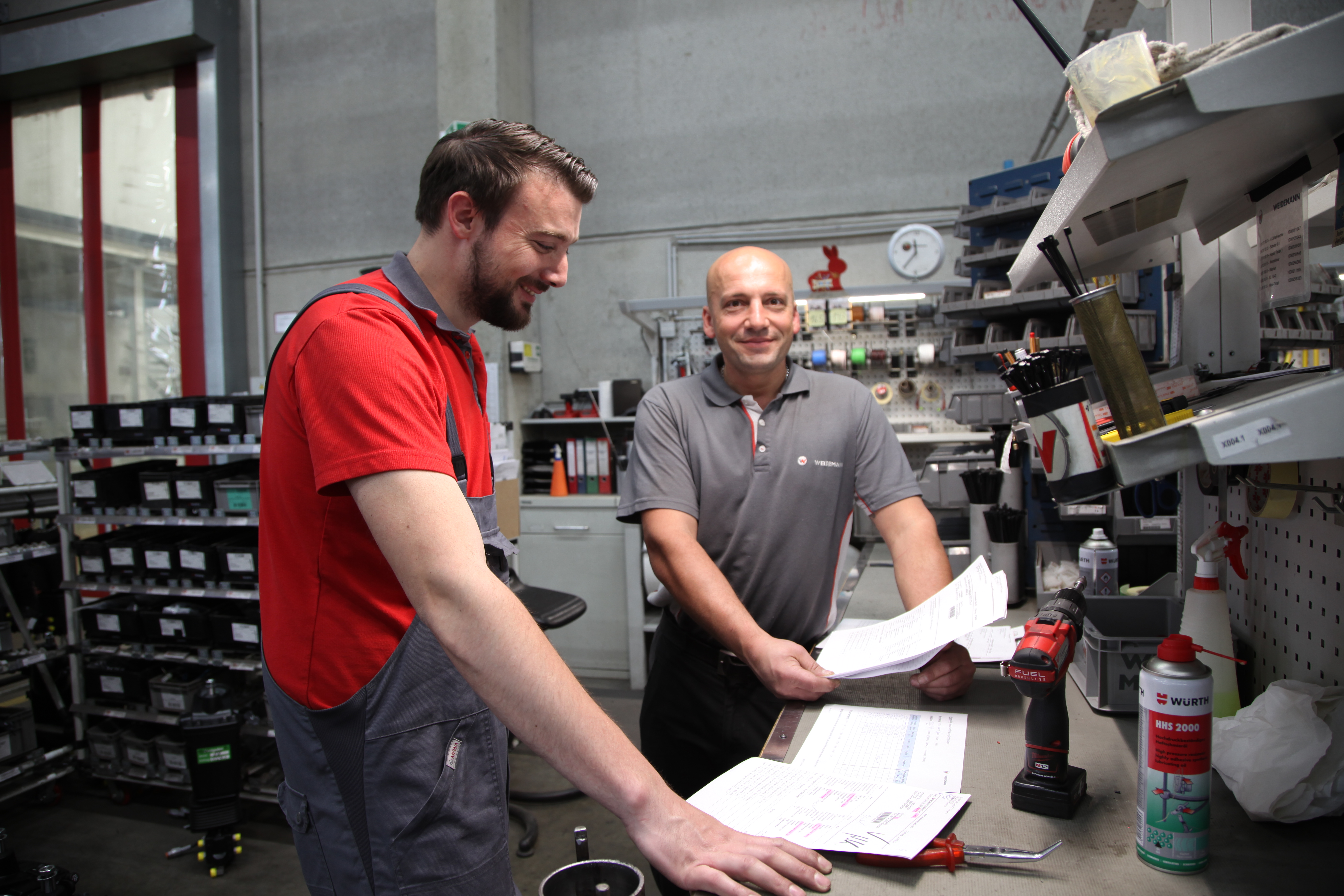 Two Weidemann employees in Production discussing something