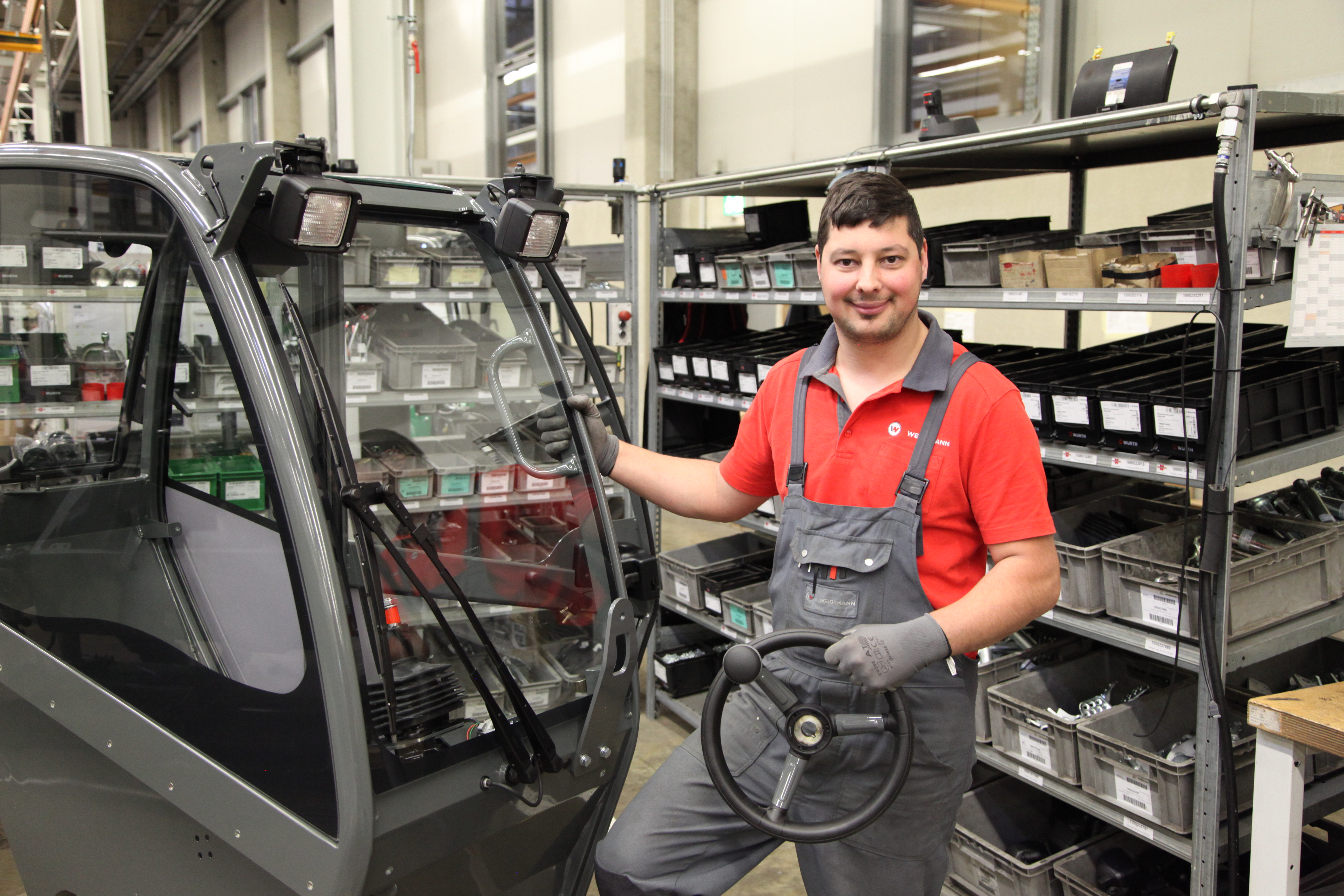 Weidemann employee in Production at the machine cabin