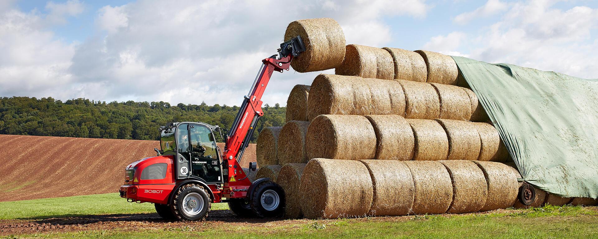 Weidemann telescopic wheel loader 3080T cabin with bale spear in action