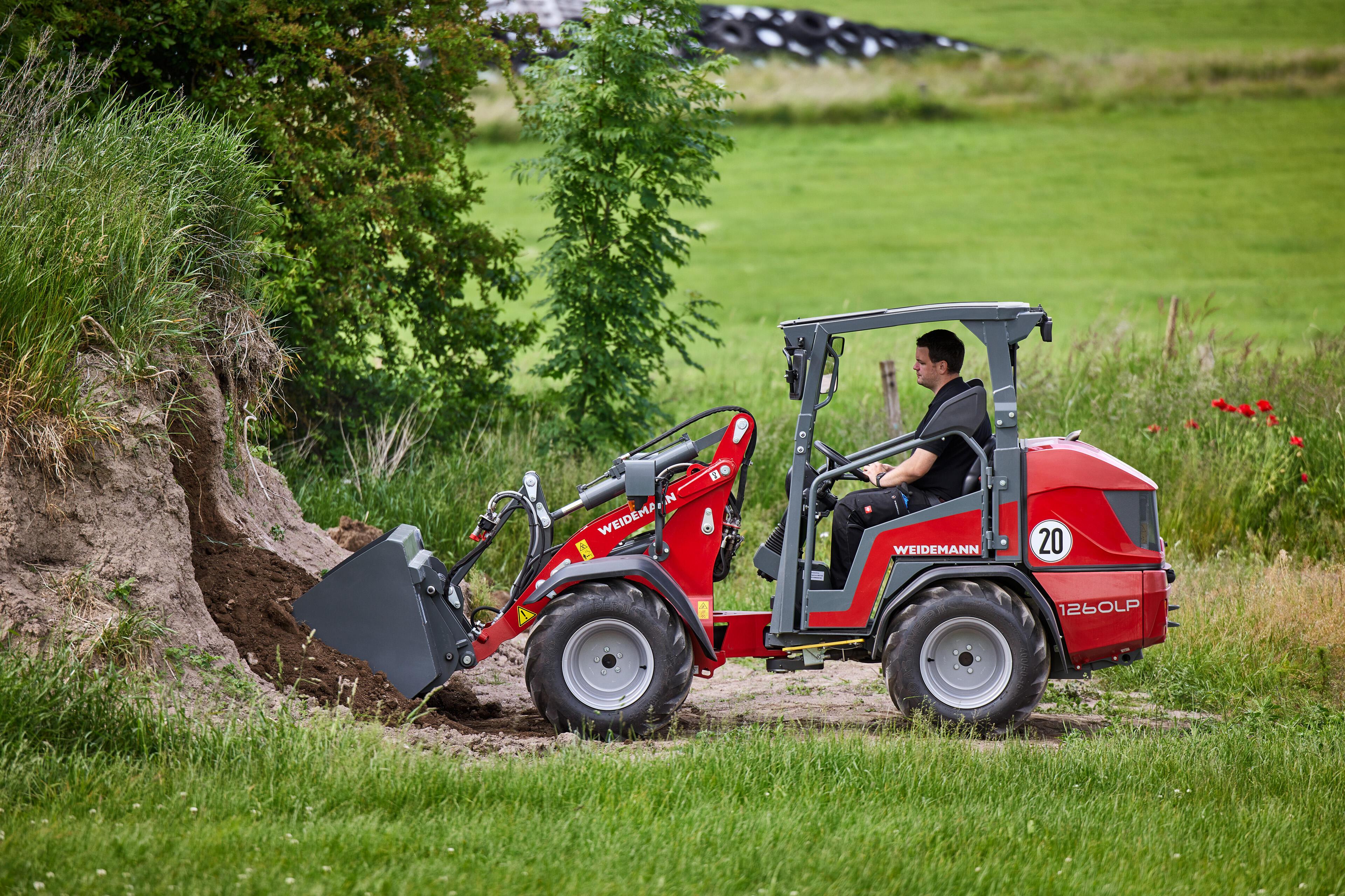 Weidemann Hoftrac 1260LP sikkerhedstag i aktion med skovl til let gods
