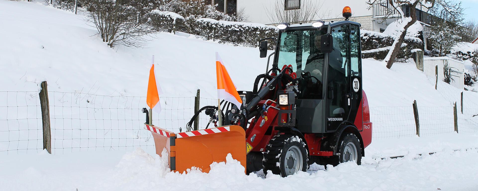 Weidemann Hoftrac/farm loader 1160 canopy with snow plough in action