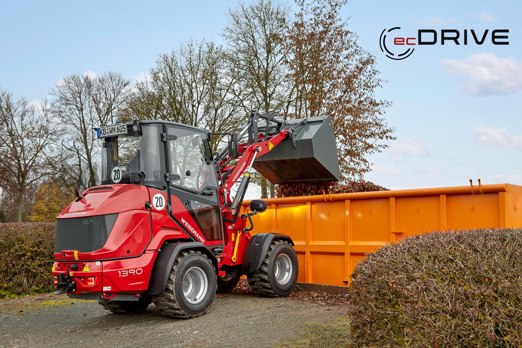 Weidemann Hoftrac 1390 cabine en action avec godet à matériaux légers