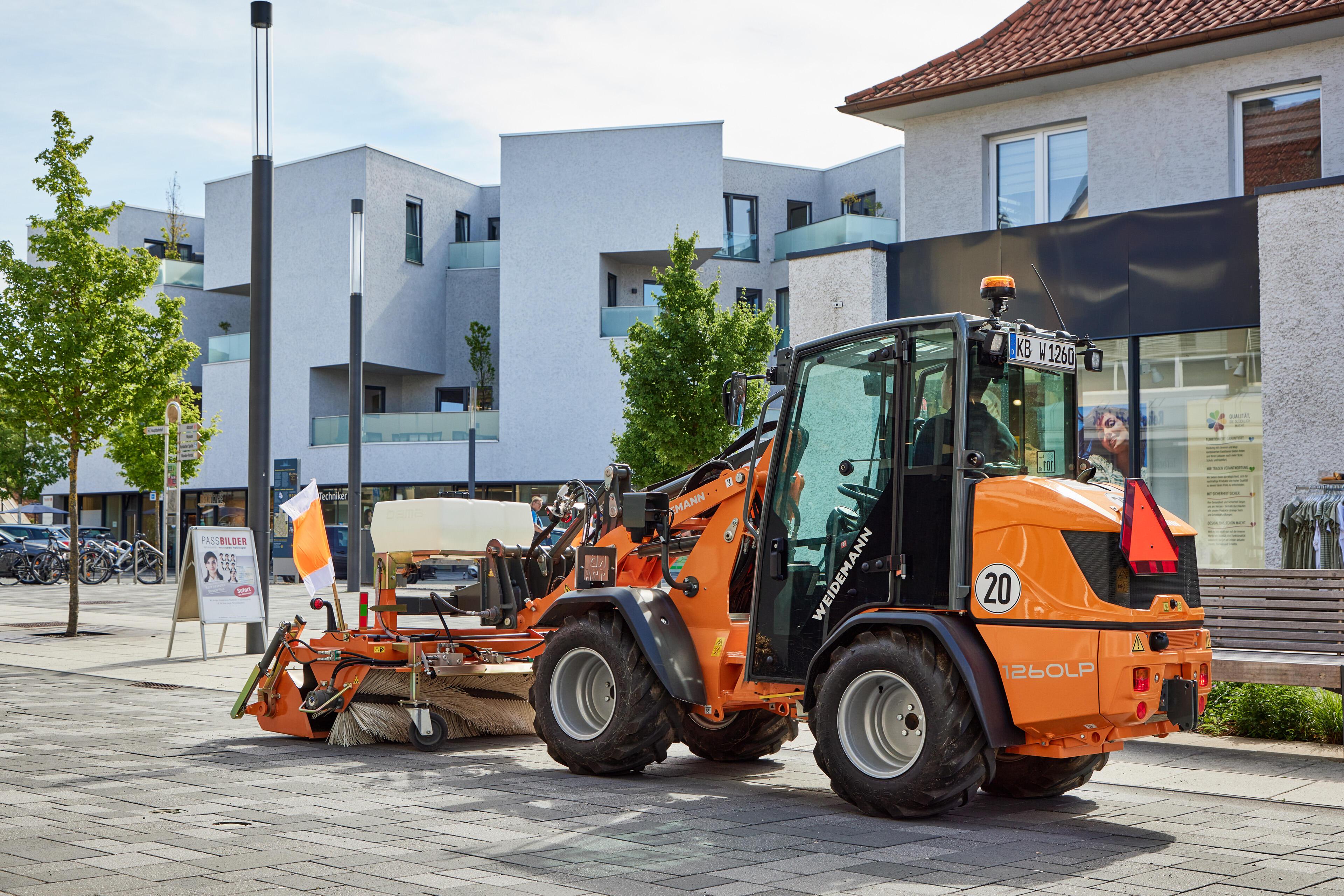 Weidemann Hoftrac 1260LP in use