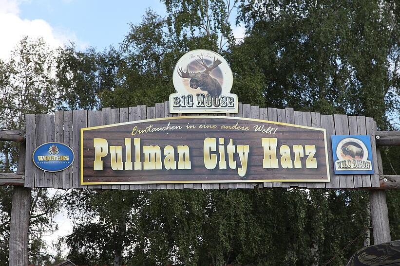 Schild mit der Schrift Pullmann City Harz