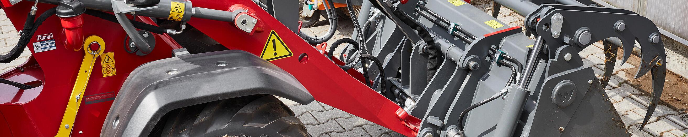 Hoftrac de Weidemann acoplando una cuchara de agarre