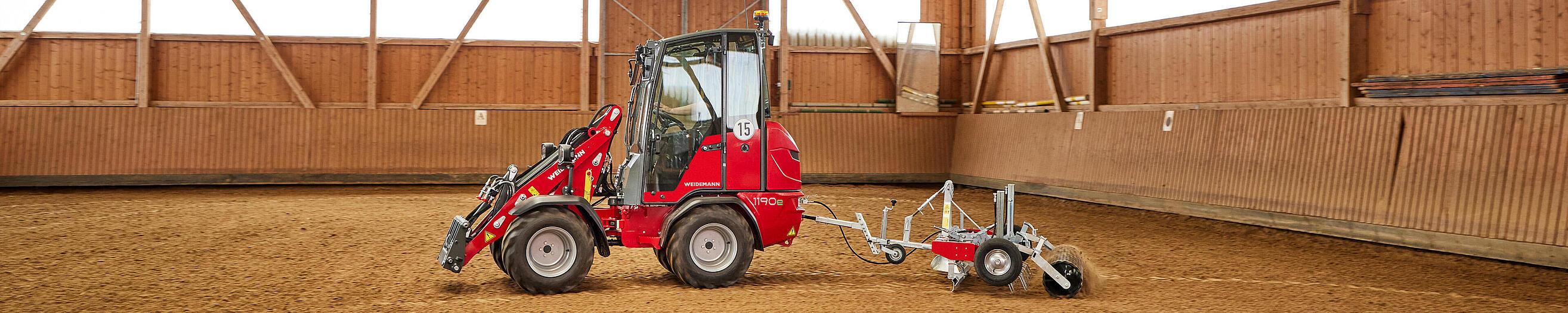 Weidemann Hoftrac 1190e Kabine im Einsatz mit Reitplatz- und Bahnenplaner
