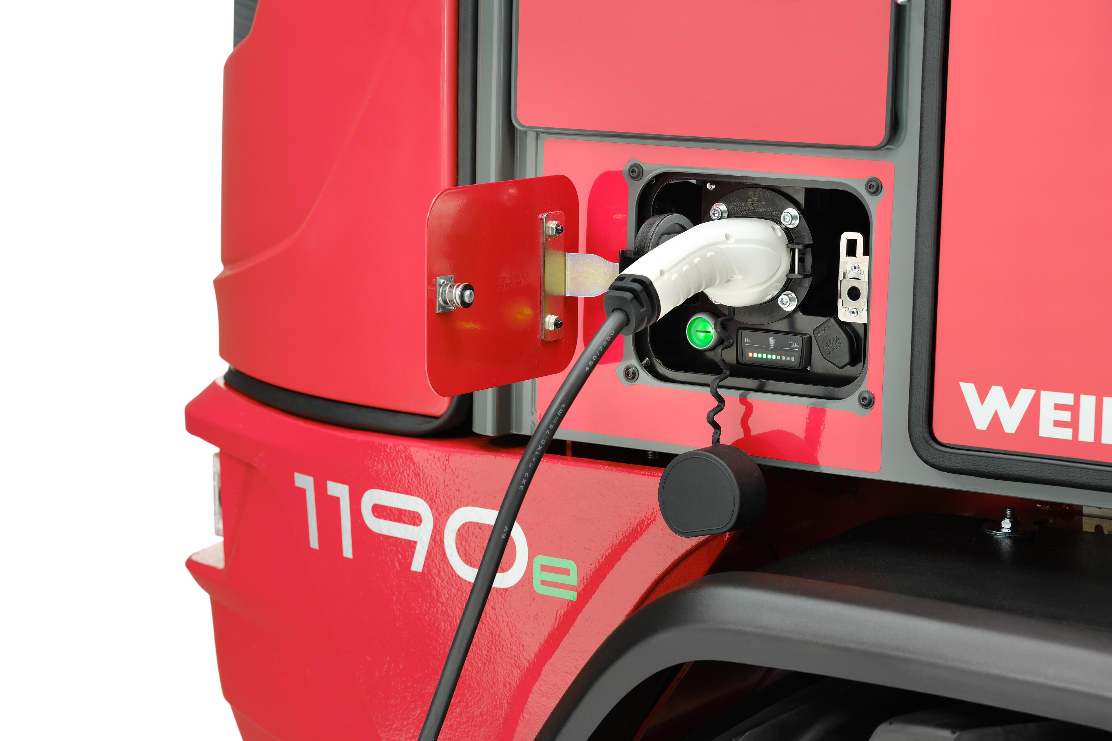 Weidemann Hoftrac 1190e i studie med åben opladningsklap, mens maskinen oplades