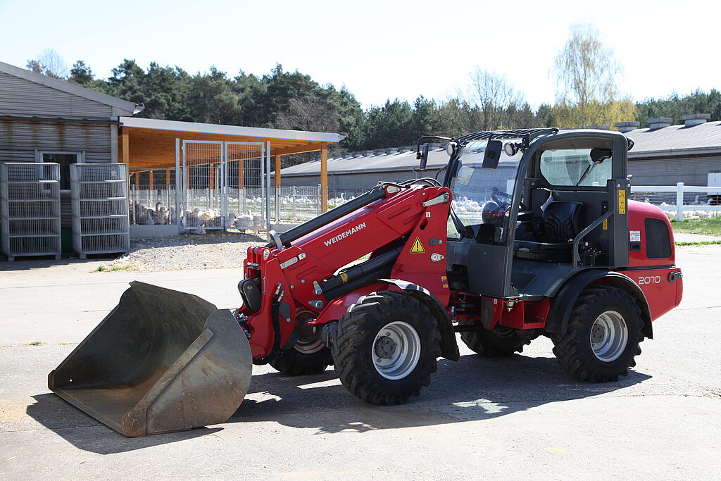 20150420_Gänsefarm_Eskildsen_031.JPG Weidemann Teleskopradlader 2070CX50 LPT im Einsatz