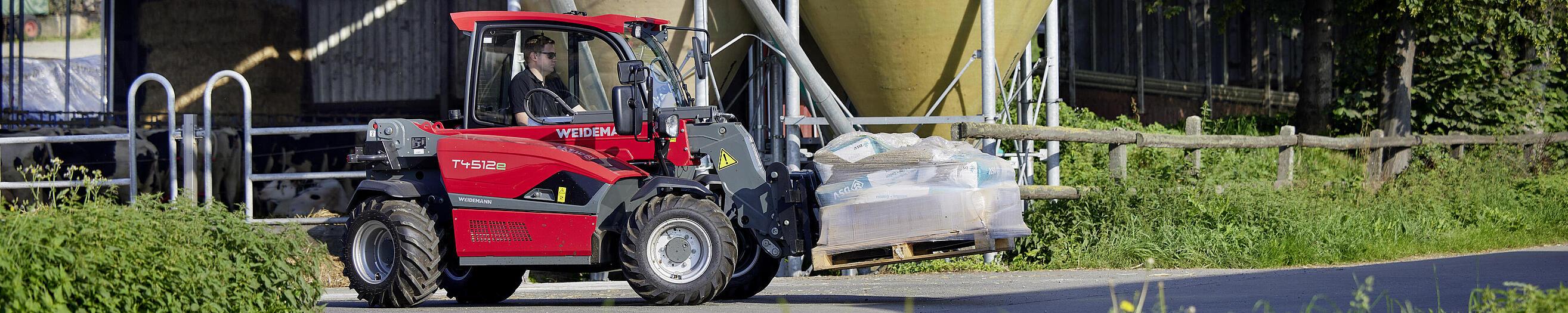 Weidemann Teleskoplader T4512e mit Palettengabel im Einsatz