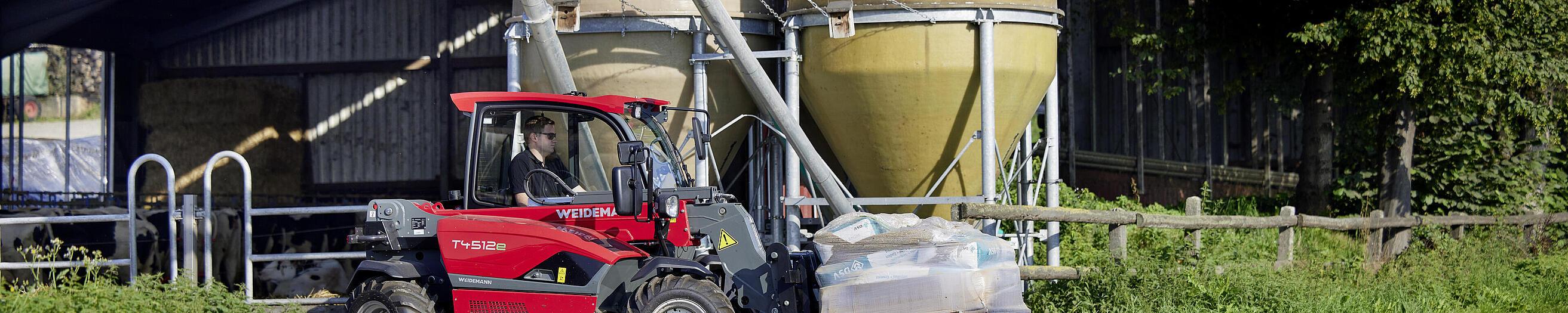 Weidemann Teleskoplader T4512e mit Palettengabel im Einsatz