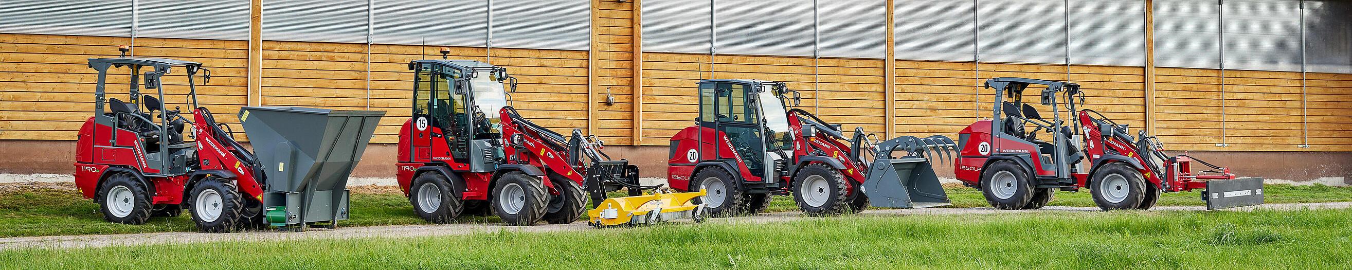 Różne maszyny Hoftrac marki Weidemann ustawione przez zakładem rolniczym
