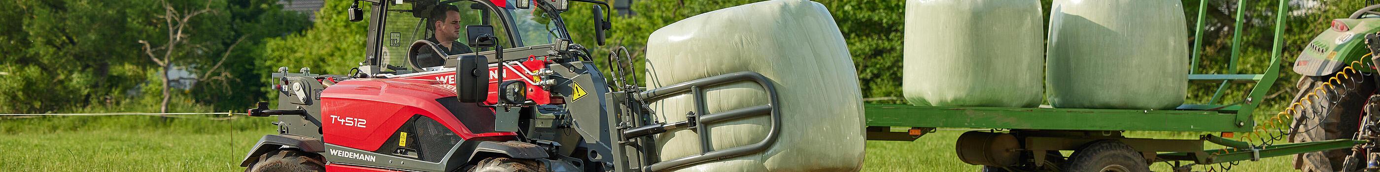 Weidemann telehandler T4512 in use with bale fork