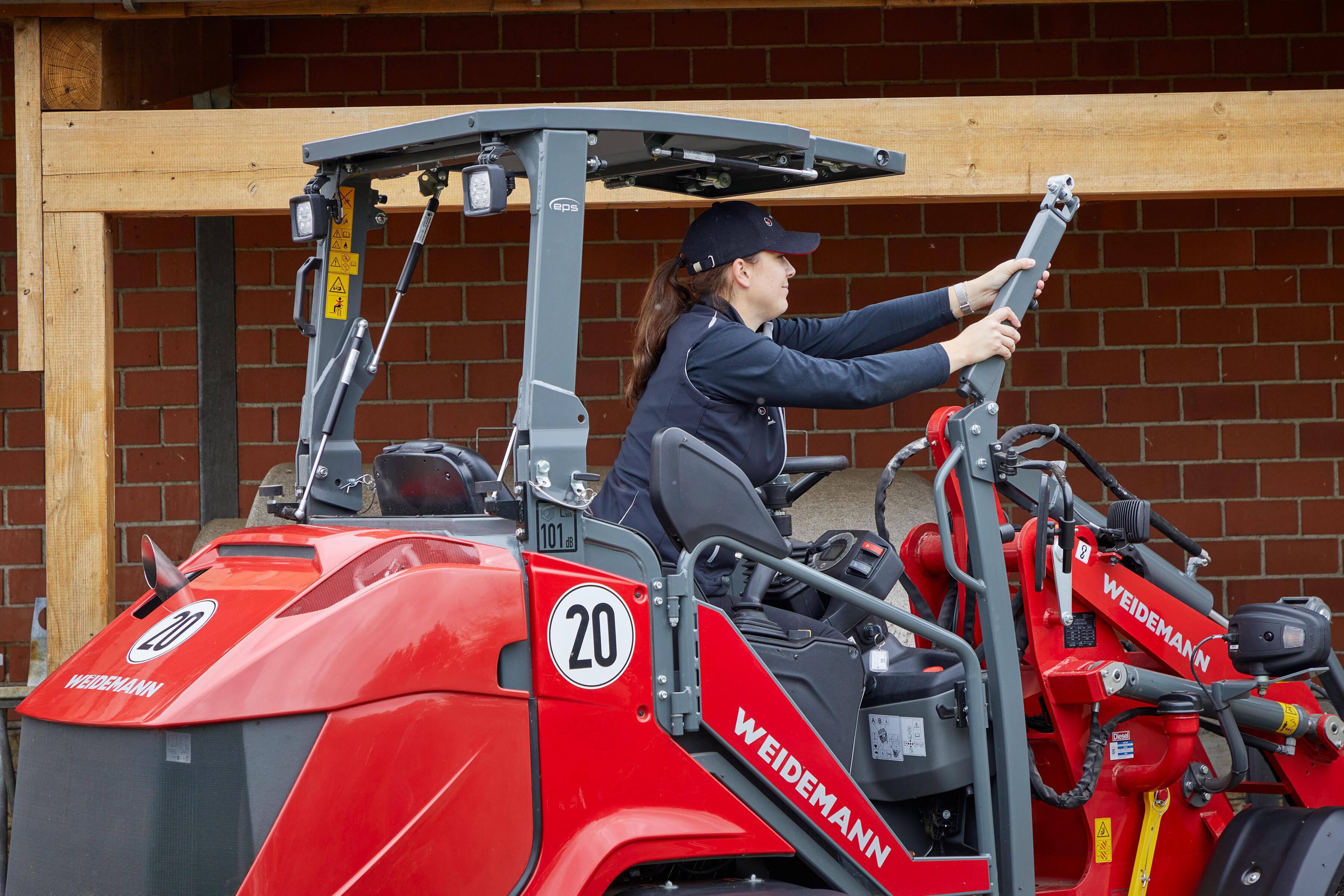 Weidemann Hoftrac 1390 - en kvinde klapper sikkerhedstaget ned