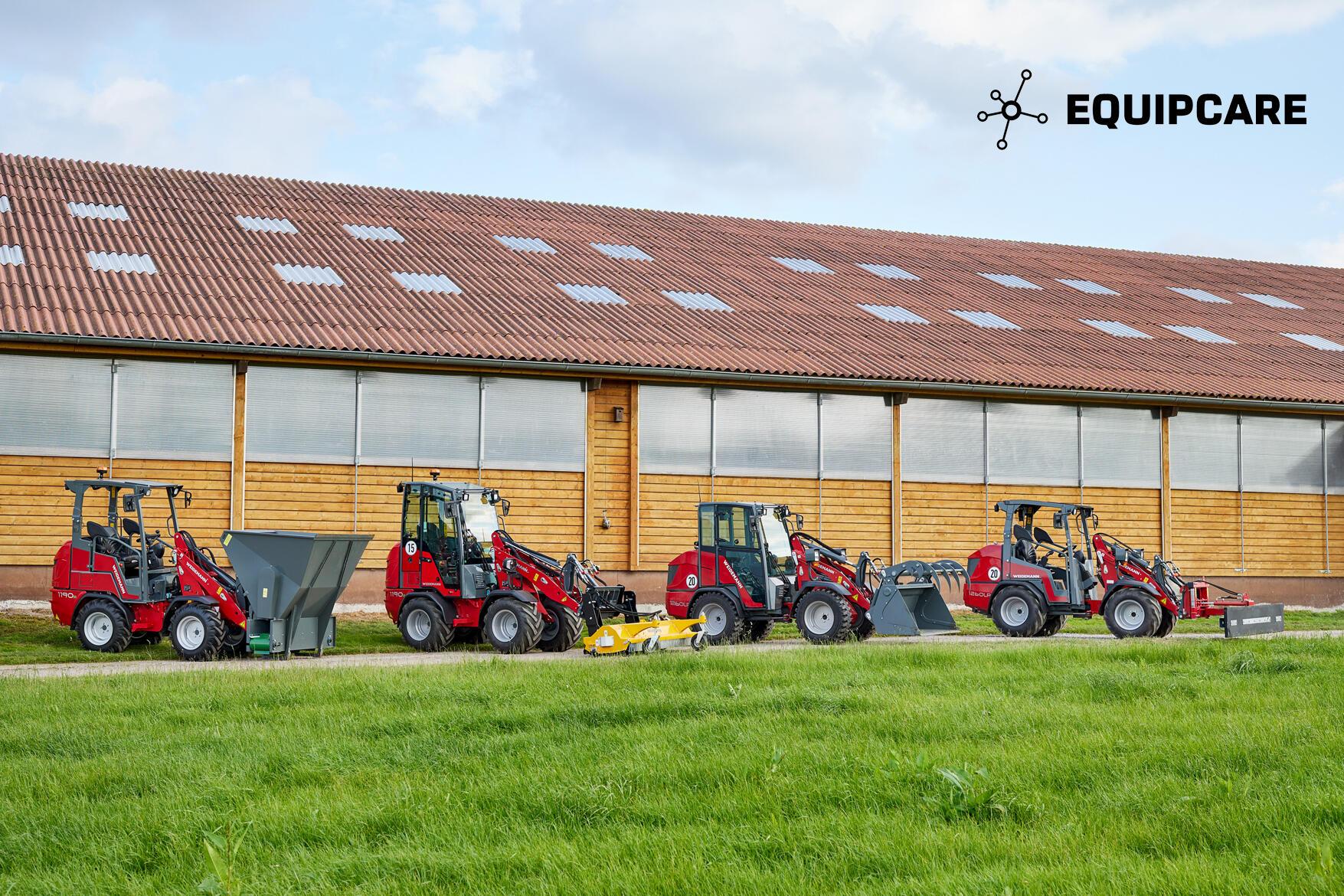 Cztery maszyny Hoftrac marki Weidemann ustawione przez halą rolniczą