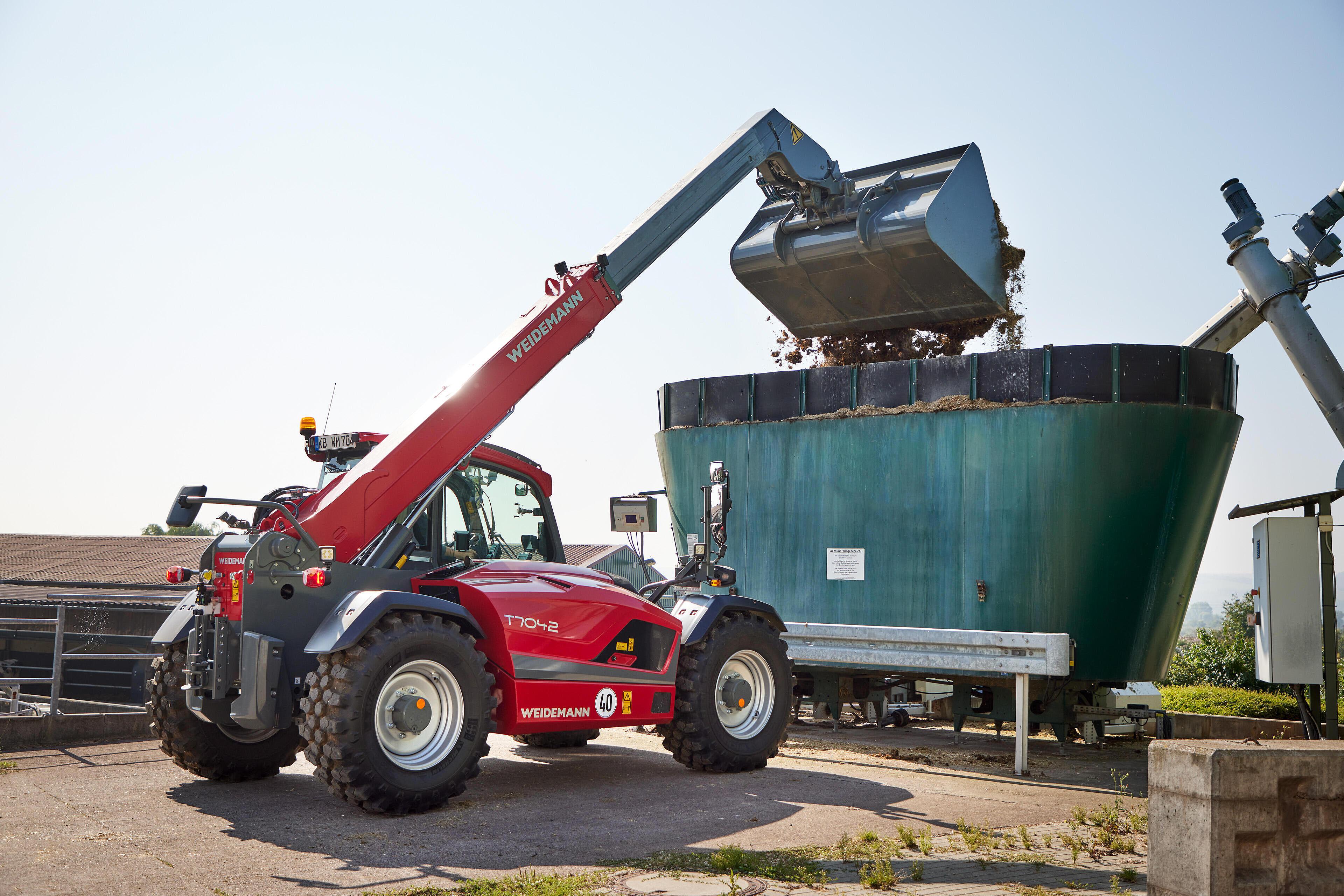 Weidemann telehandler T7042 in use