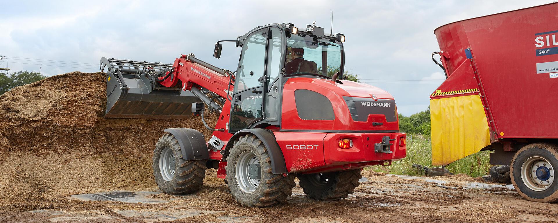 Weidemann telescopic wheel loader 5080T cabin with power grab bucket in action