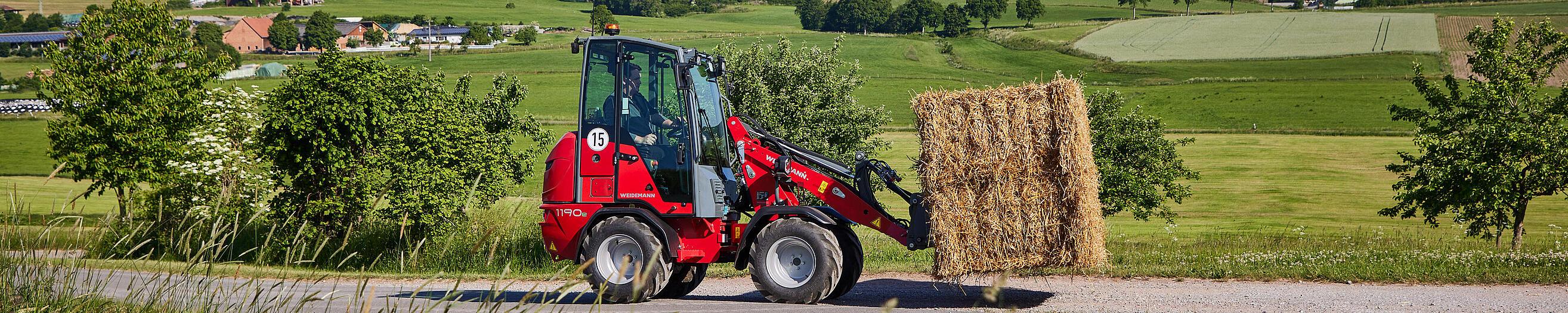 Weidemann Hoftrac 1190e in use with bale fork
