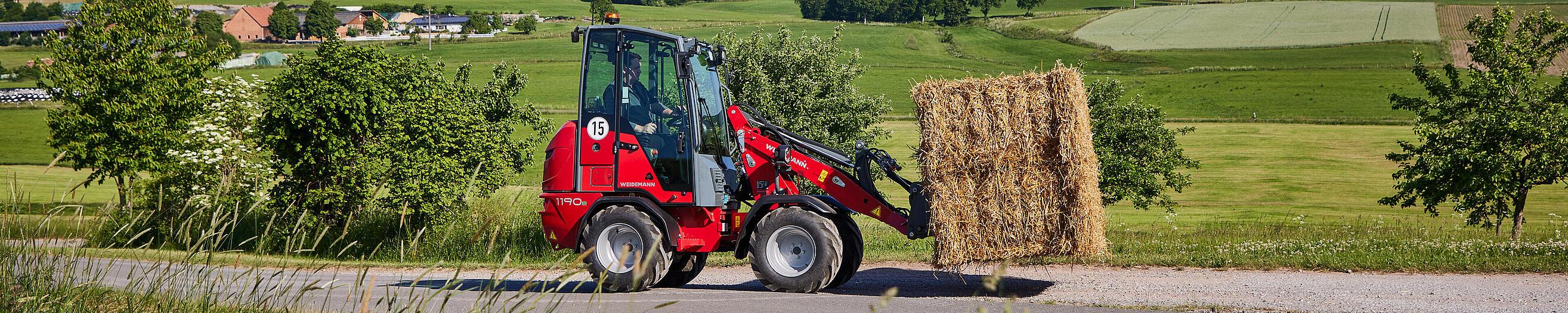 Weidemann Hoftrac 1190e in use with bale fork