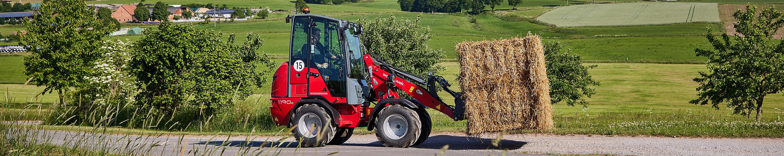 Weidemann Hoftrac 1190e en action avec pic à balles