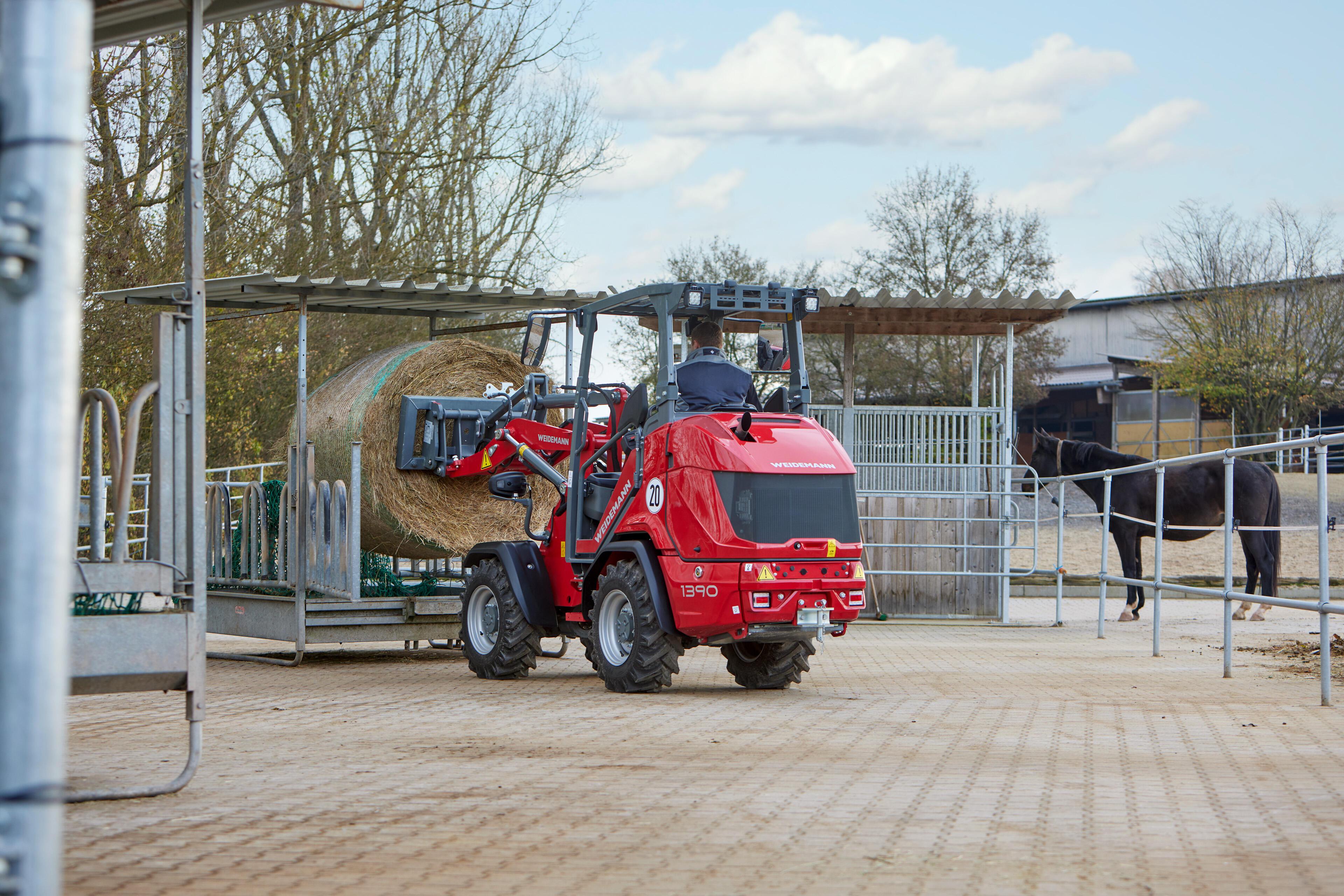 Weidemann Hoftrac 1390 in use