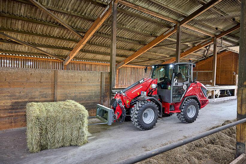 Weidemann Teleskopradlader 2060T mit Ballenspieß auf einem landwirtschaftlichen Betrieb im Einsatz