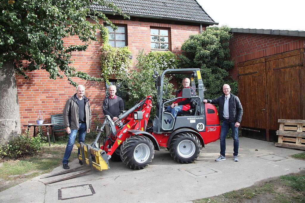 IMG_7308.JPG Gruppenbild, Personen mit Maschine
