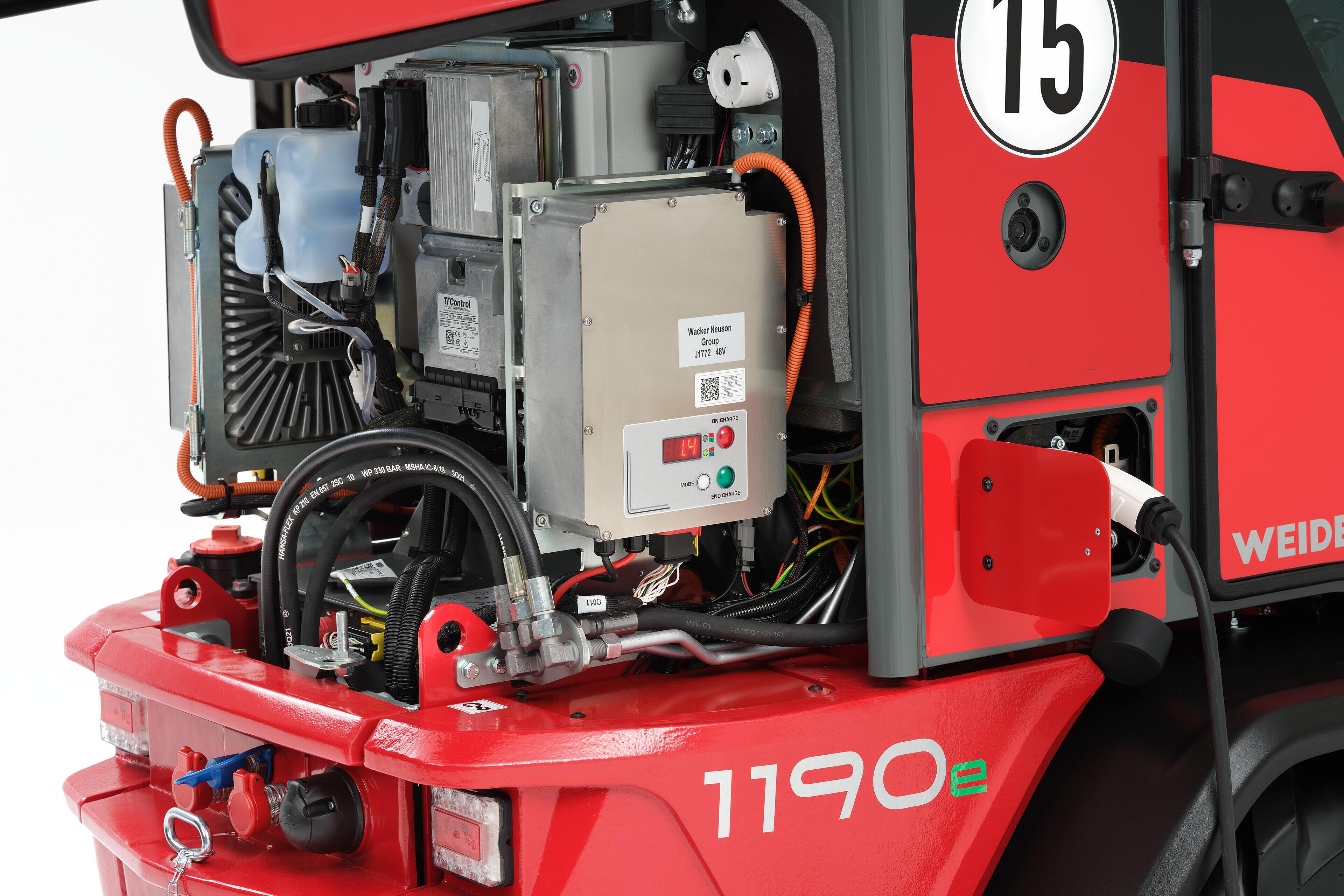 Weidemann Hoftrac 1190e i studie med åben motorhjelm, billede af batteriet