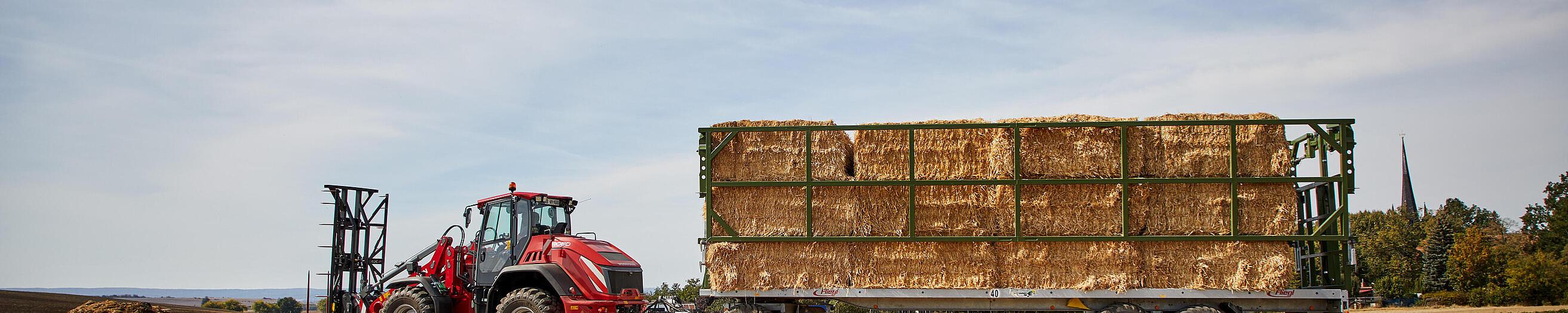 Cargadora sobre ruedas 9080 de Weidemann con remolque de paja