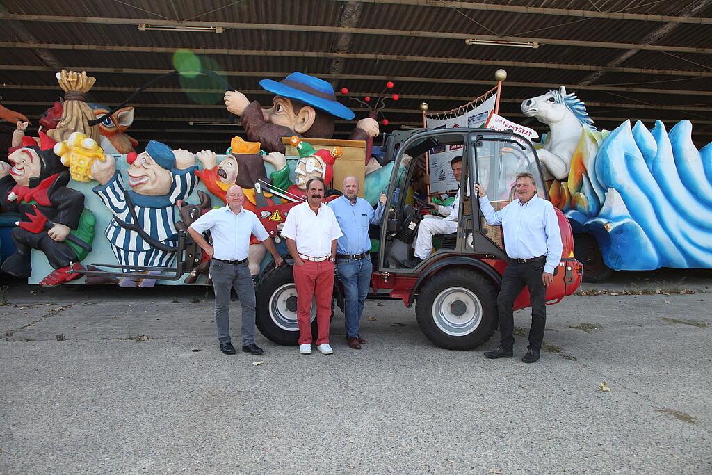 Andreas Tost (Weidemann GmbH), Dieter Heitmann (Vorsitzender des Fördervereins Karneval Braunschweig e. V.), Dietrich-Wilhelm Willeke (Geschäftsführer der CLAAS Braunschweig GmbH) , Konrad Körner (Künstler) und Jörg Wiebe (CLAAS Braunschweig GmbH). Gruppenbild, Personen mit Maschine
