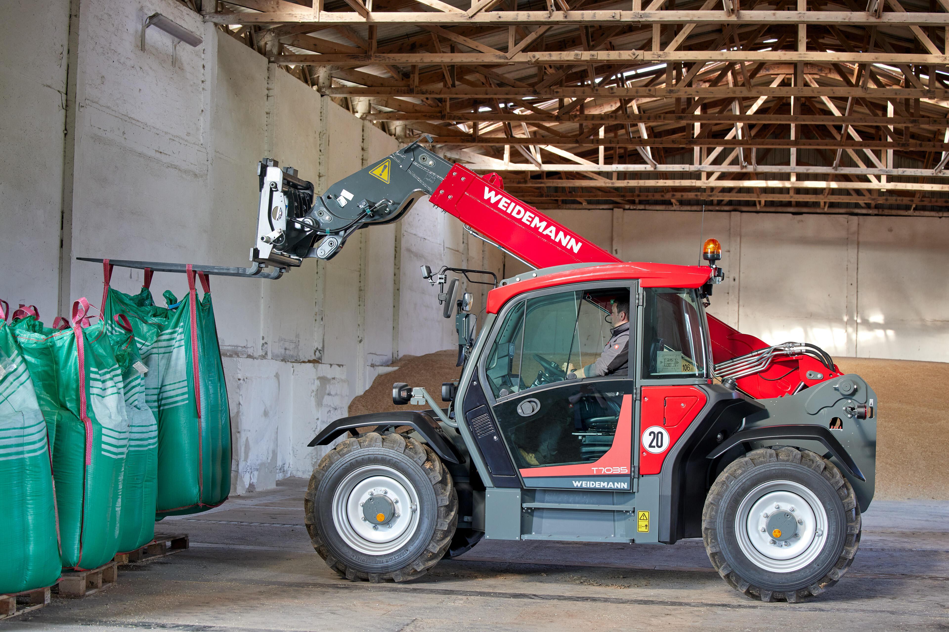 Weidemann teleskoplæsser T7035 i aktion med pallegaffel