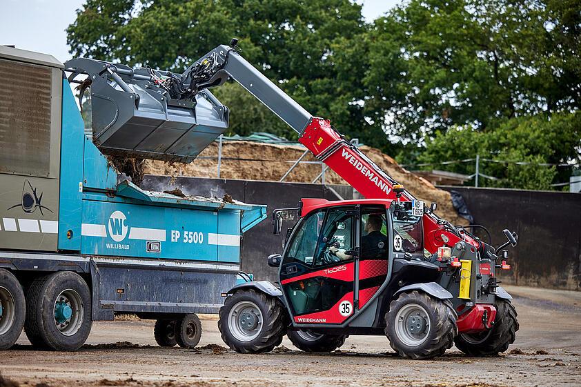 Weidemann Teleskoplader T6025 mit Greifschaufel auf einem landwirtschaftlichen Betrieb im Einsatz