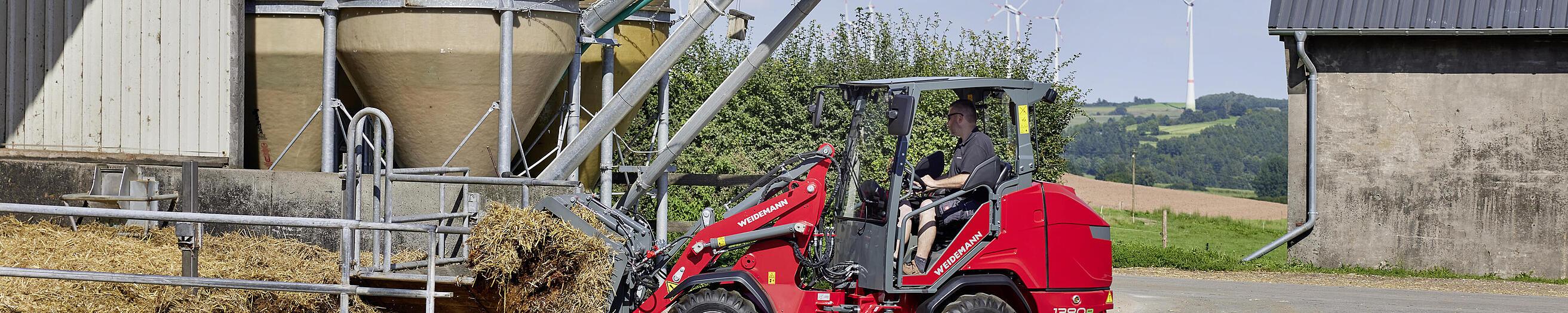 Weidemann Hoftrac 1390e mit Fahrerschutzdach im landwirtschaftlichen Einsatz