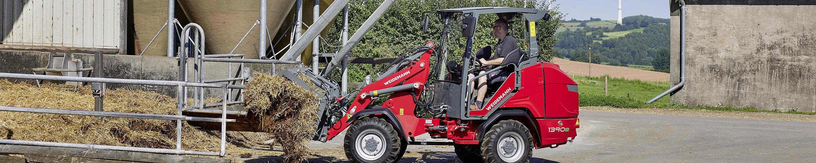 Weidemann Hoftrac 1390e mit Fahrerschutzdach im landwirtschaftlichen Einsatz