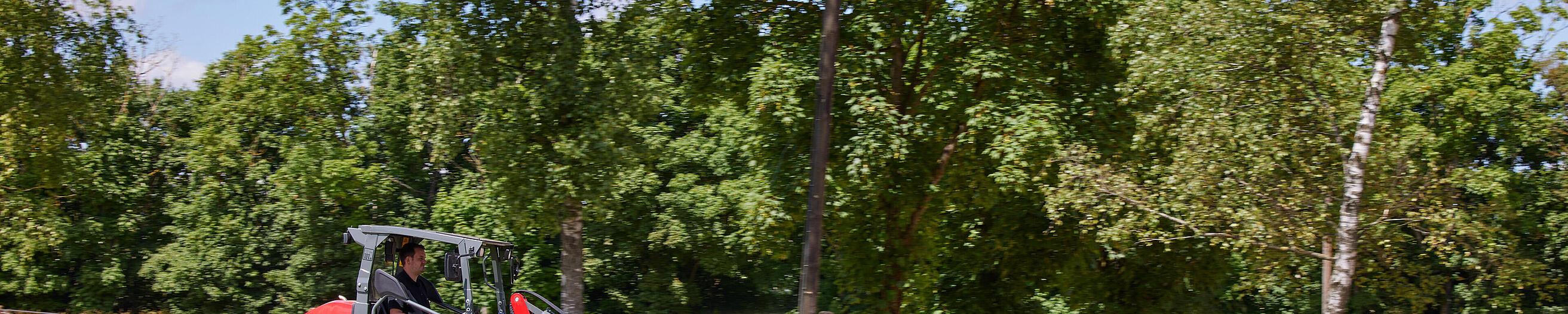 Weidemann Hoftrac 1260LP in use