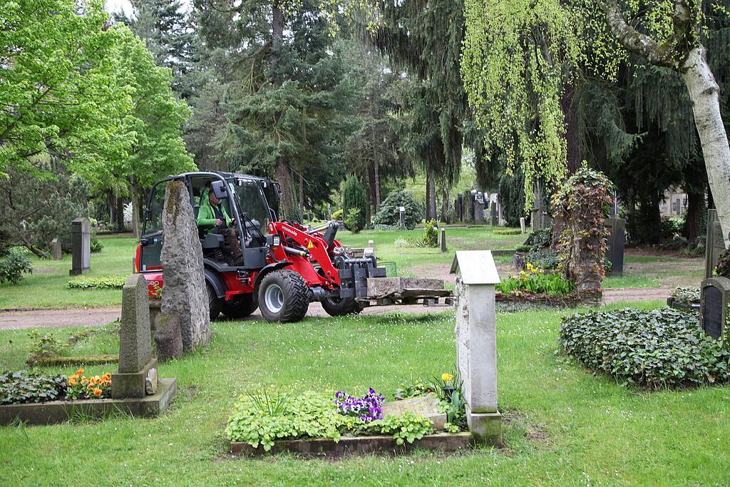 065.JPG Weidemann 2080 homlokrakodó használatban