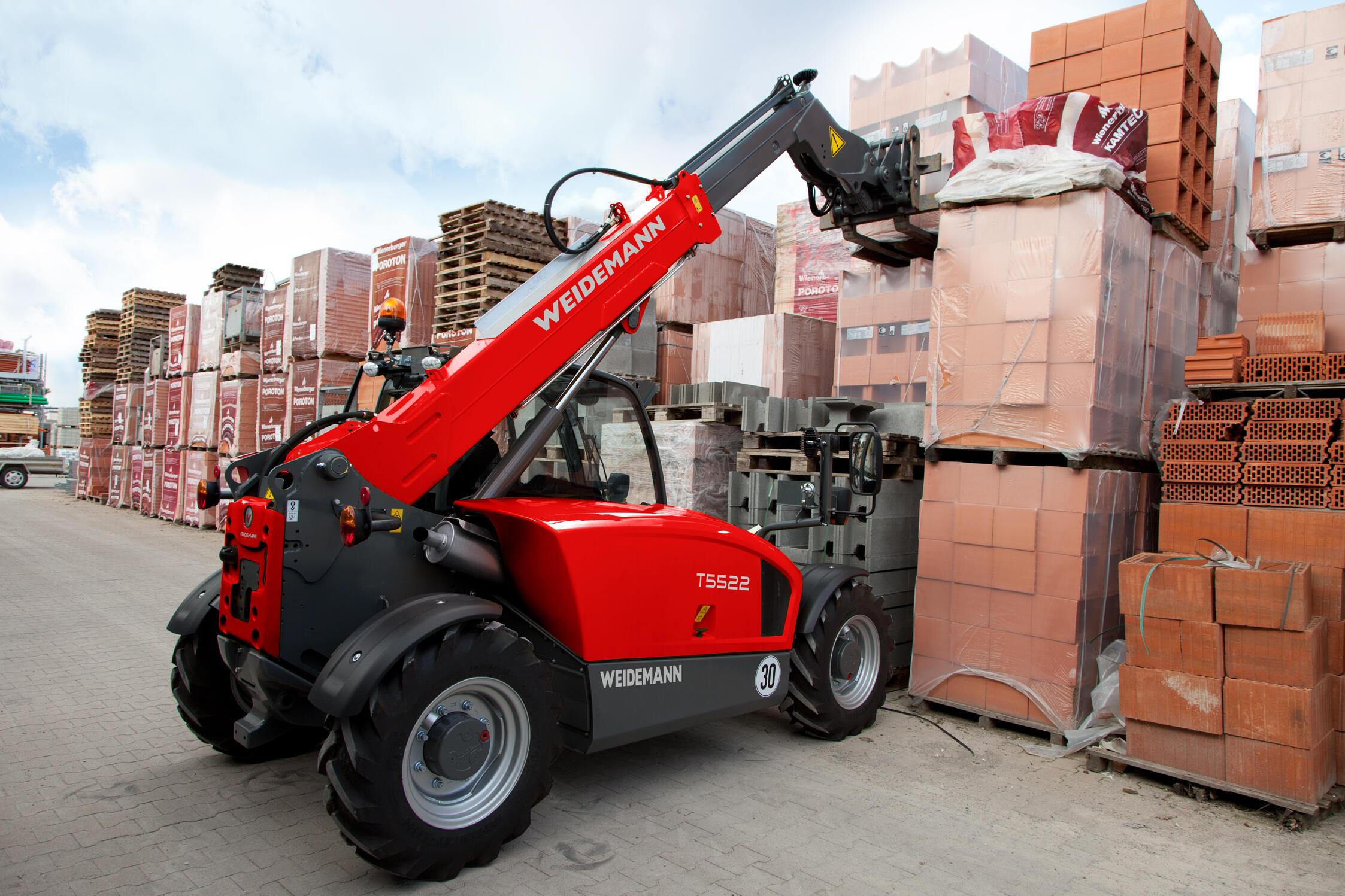 Weidemann telehandler T5522 in use