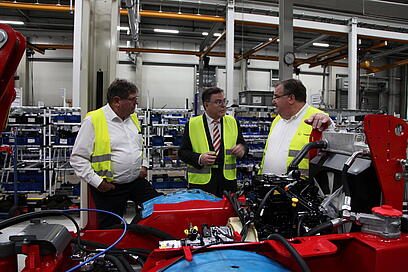 Beim Rundgang durch das Produktionswerk: Klaus Friedrich Bürgermeister Korbach, Bernd Apfelbeck Kaufmännischer Geschäftsführer Weidemann GmbH und Mark Weinmeister Regierungspräsident.