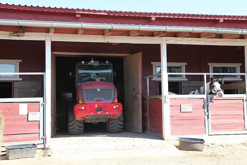 Weidemann Teleskopradlader 5080T fährt in ein kleines Gebäude