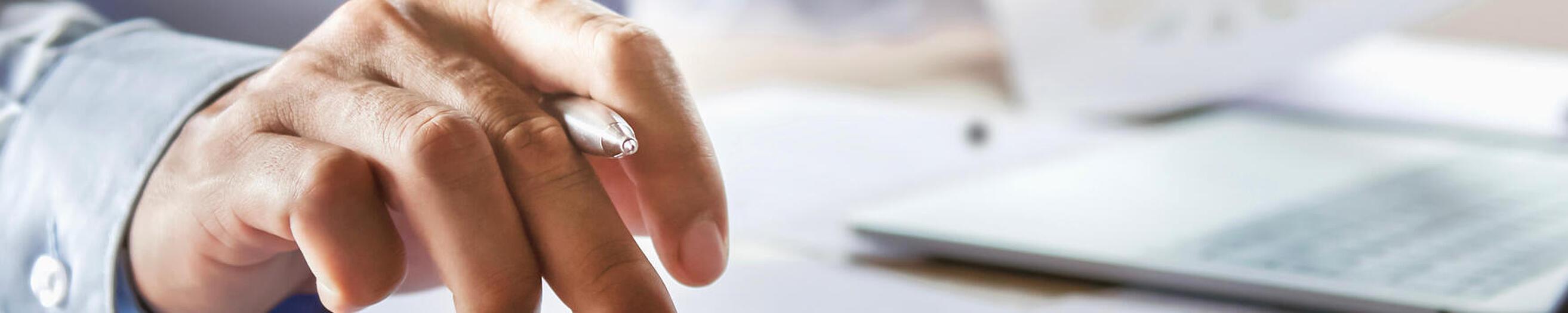 Mano sobre calculadora