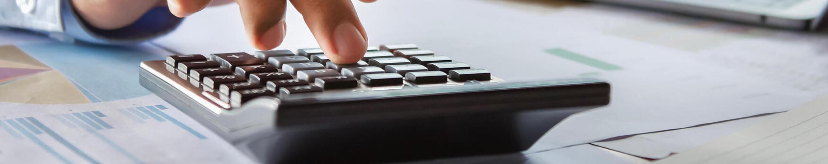 Main sur calculatrice