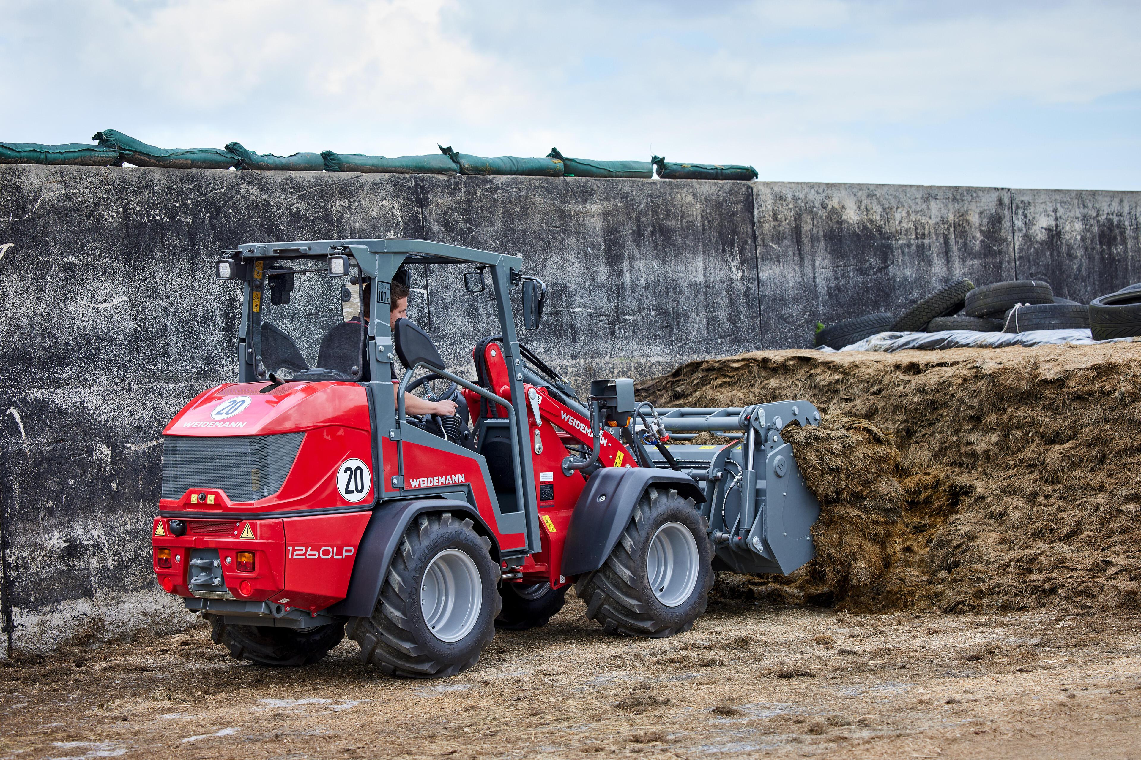 Weidemann Hoftrac 1260LP sikkerhedstag i aktion med gribeskovl