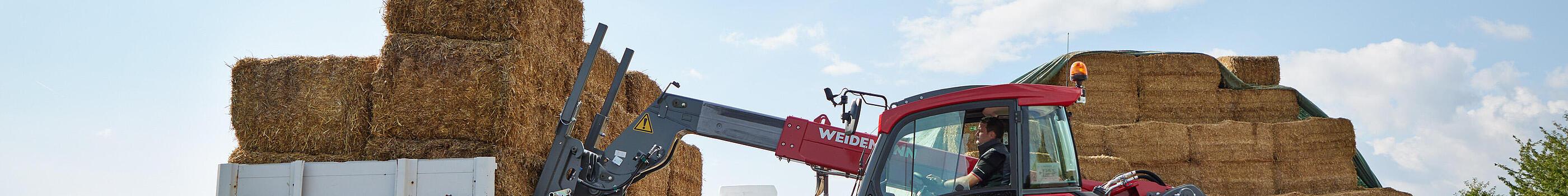 Weidemann telehandler T7035 in use with straw trailer