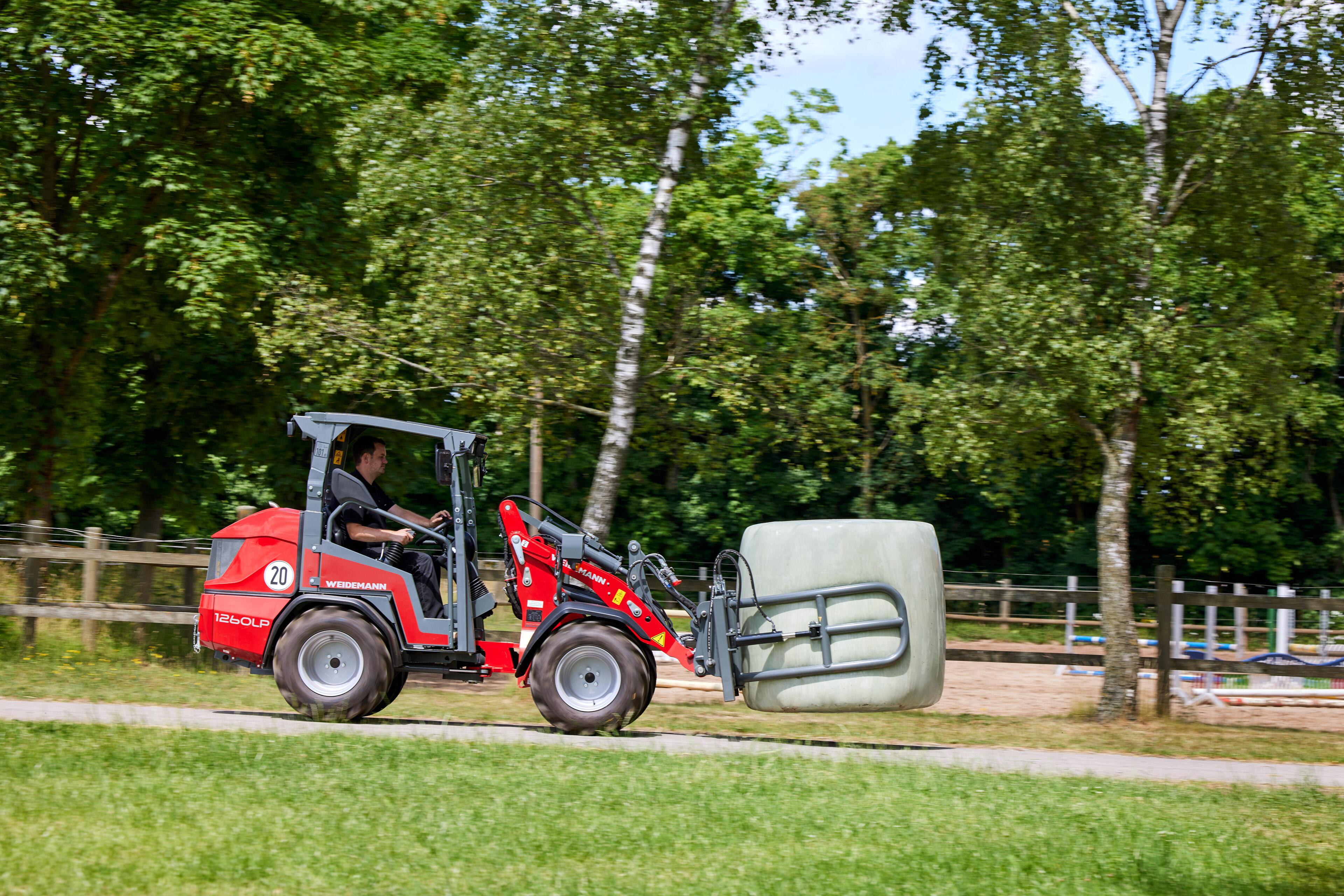 Weidemann Hoftrac 1260LP sikkerhedstag i aktion med rundballetang